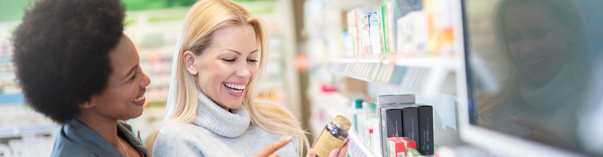Bild zeigt zwei Fraiuen die sich Produkte in einer Apotheke anschauen